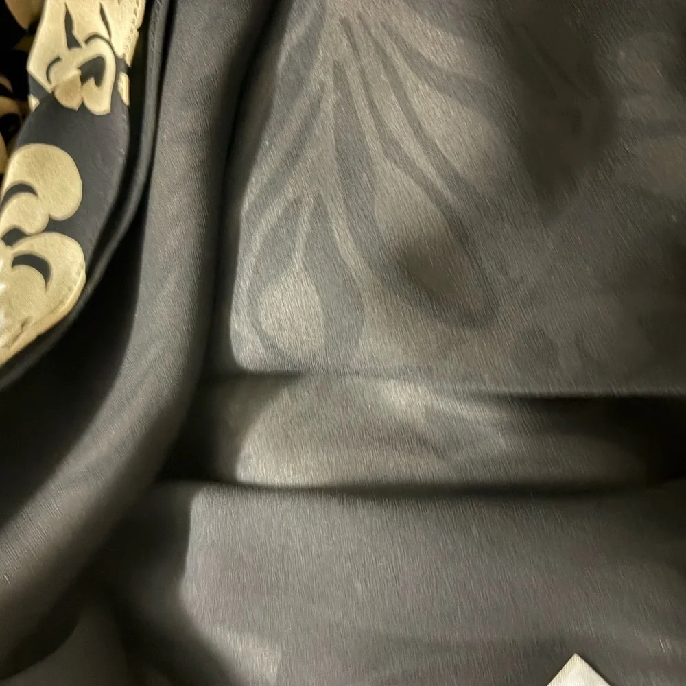 Beautiful 100% silk halter neck printed dress. Black, tan and cream color. - Picture 9 of 10